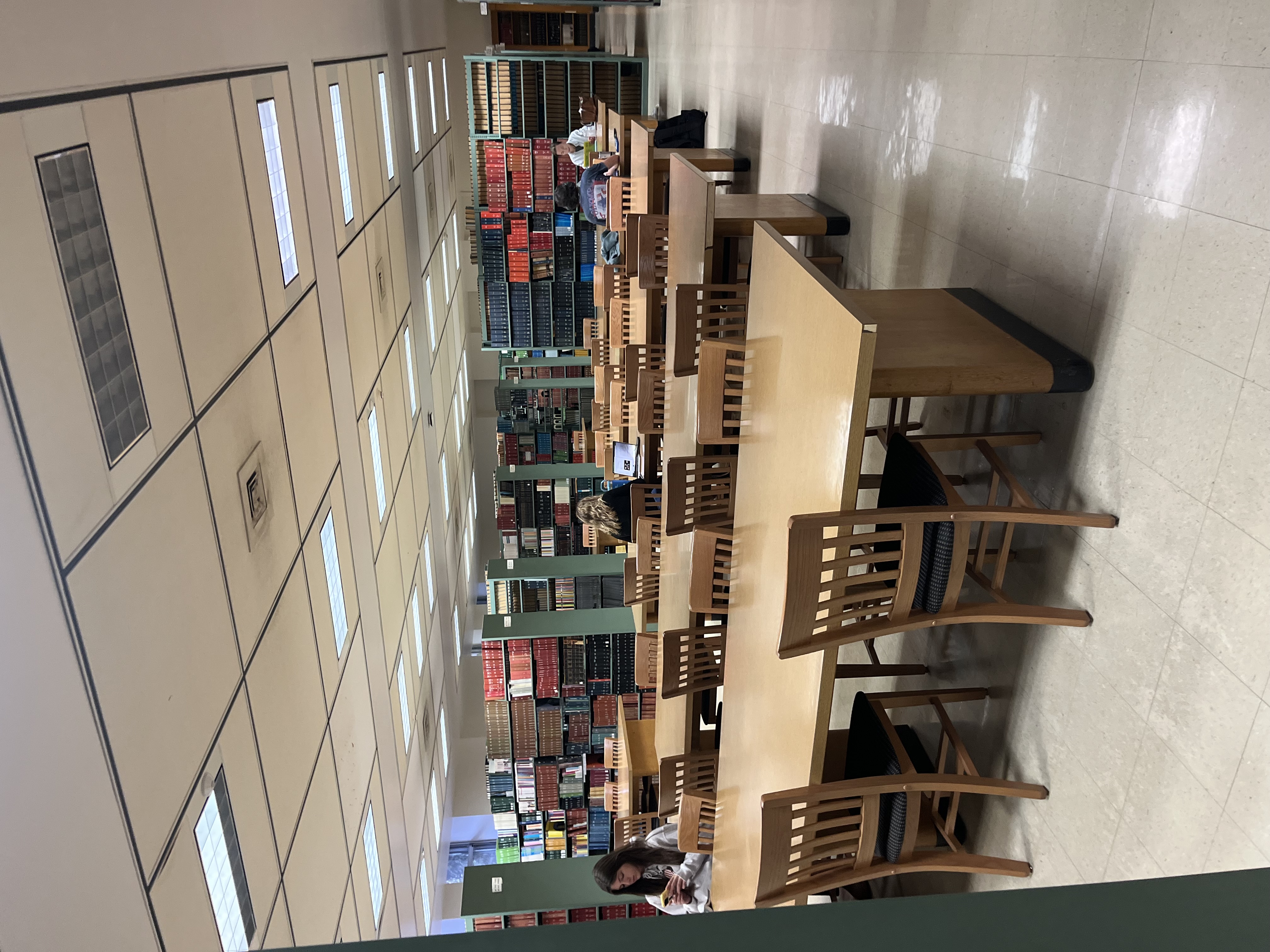 A larger group study area surrounded by bookcases in Memorial Library